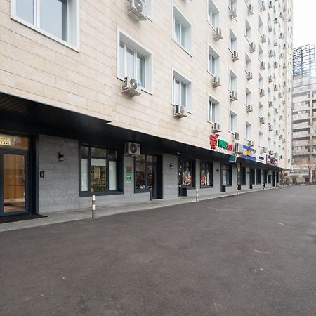 One Bedroom Apartment Next To Arbat In The Heart Of אלמטי מראה חיצוני תמונה
